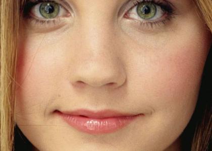 Amanda Bynes' bags under eyes stare into your soul