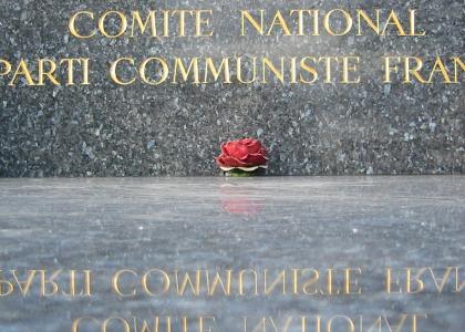 Bienvenue sur la tombe du Parti Communiste Français - Recueillement en silence S.V.P.