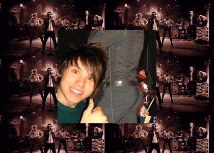 RYAN ROSS LIKES BIG BOOTY BITCHES.