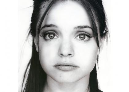 Mena Suvari Stares Into Your Soul